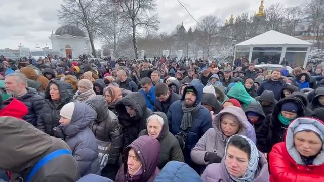 ❗️В Киеве люди пытаются отстоять Киево-Печерскую лавру
