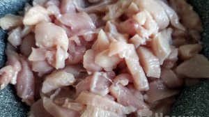 Куриное филе тушеное со специями на сковороде