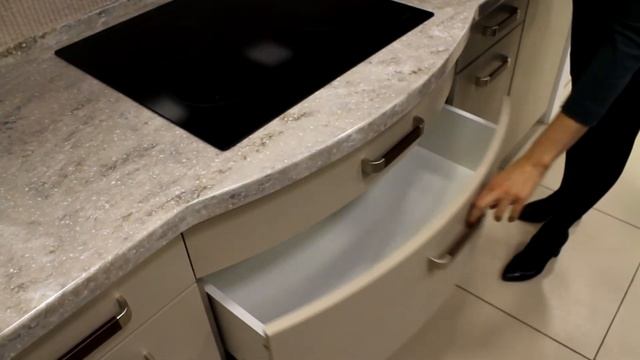 Кухня с гнутыми фасадами от фабрики Монтанья смотреть онлайн