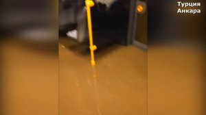 В Турции улицы Анкары уходят под воду  Бурное потоки  смывают автомобили