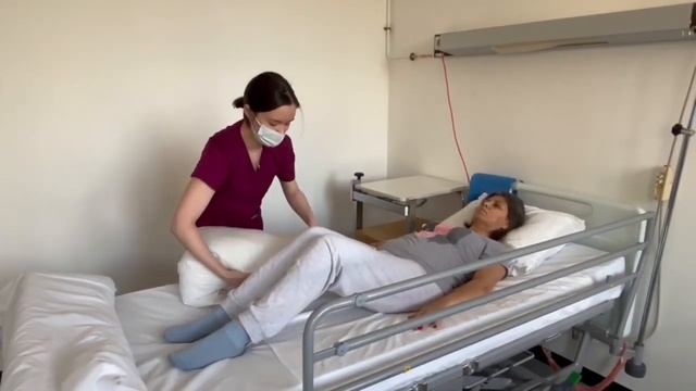 Родственникам пациентов, перенесших инсульт. Правильное положение пациента на спине. смотреть онлайн