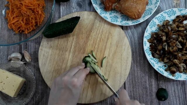 Рецепт Очень Вкусного Салата со Свежими Огурцами, Морковью и Копчёной Курочкой.