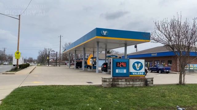 Уйма иностранцев осталось в России и уезжать они не собираются: может здесь не так плохо,как говоря смотреть онлайн