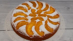 Пирог на скорую руку с консервированными персиками