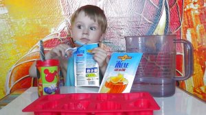 Макс готовит желе в формочках