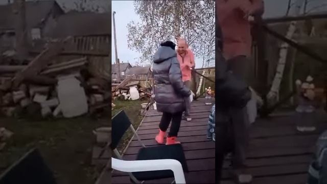 Мне исполнилось 52 года. Накрываем стол. Неожиданно сапожки понесли в пляс! смотреть онлайн