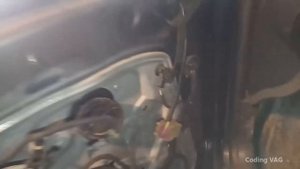Volkswagen Caddy.Регулировка провисшей двери.mp4