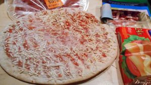 Пицца с сырокопченым мясом и бутербродным сыром