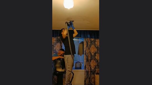 Удаление пятен с натяжного потолка в квартире – смотреть онлайн видео ...