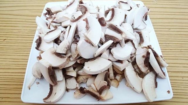 Лаваш с шампиньонами, сосисками и моцареллой