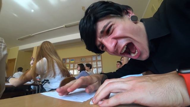 ПРОНИКЛИ В ШКОЛУ 4 | КУРИТ ПОСЛЕ ФОКУСОВ НА УРОКЕ смотреть онлайн