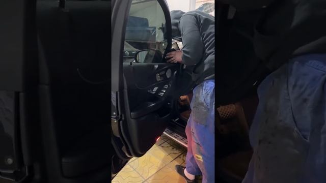 Отщёлкивание и снятие карты на Mercedes GLC 2016г. (Два болта перед этим открутили уже) смотреть онлайн