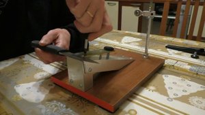 Зажим ножа со спуском от обуха. Clip of a knife with descent from a butt .