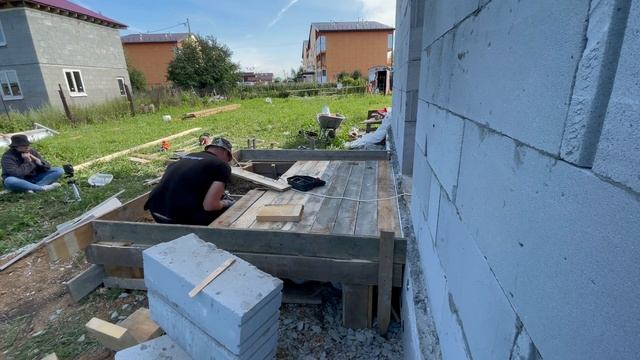 Крыльцо на сваях к дому из Газобетона