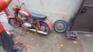 Завожу  Яву 350 Старушку купленную в августе, которую откопал с земли...Ява преображается!