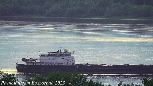 Теплоход Григорий Потемкин идет вниз по Волге.