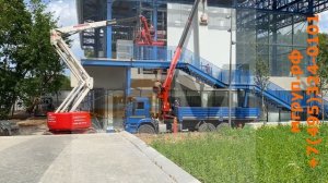 Монтаж стеновых сэндвич-панелей с использованием специализированного оборудования.