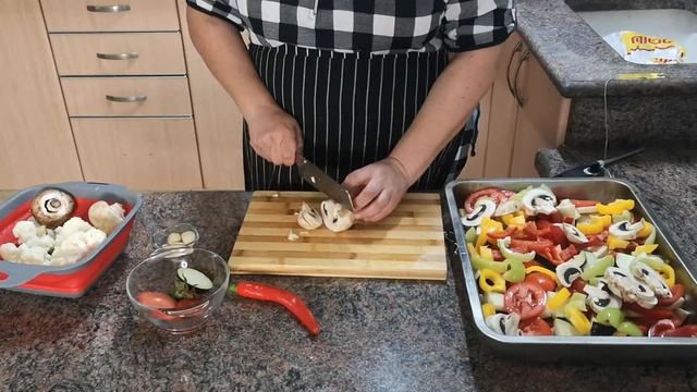 Овощное рагу с мясом в духовке