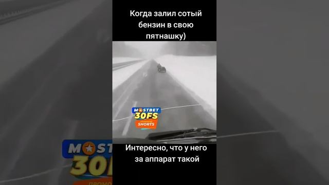 Мотоцикл с коляской по зимней трассе.