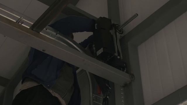 Монтаж секционных ворот "Alutech"