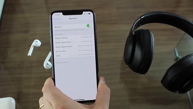 How To Connect 2 Wireless Headphones to iPhone (Dual Sound Output)! смотреть онлайн