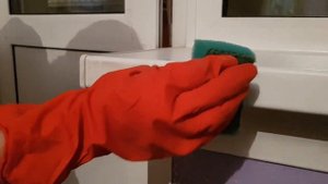 Отмываем пластиковый подоконник