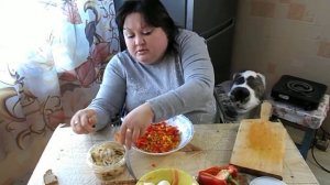 Рецепт салата с морским коктелем.