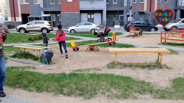 Игры во дворе. Играем в догонялки. смотреть онлайн