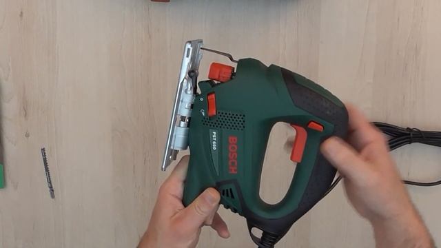 Unboxing Bosch PST 650 500W Jigsaw and inserting jigsaw blade - Bob The Tool Man смотреть онлайн
