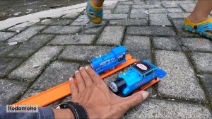 Ade bocil main balapan kereta api thomas