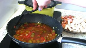 Сборная мясная солянка по-домашнему / Вкусный сытный суп с колбасками и сосисками
