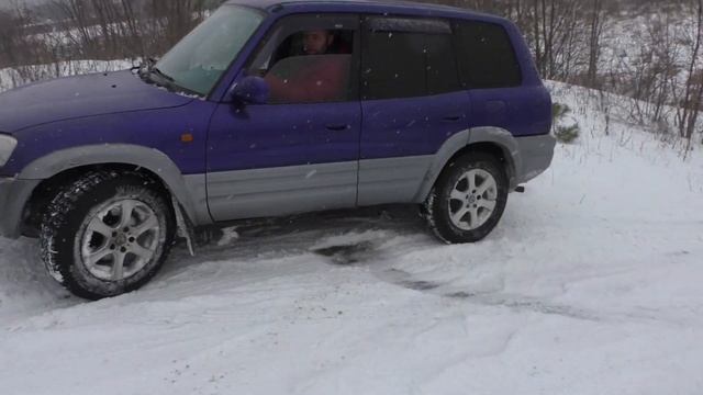 СУБАРУ  vs  РАВ 4 и ЛЕДЯНАЯ ГОРКА #субаруфорестер #тойотарав4 #субару #toyota