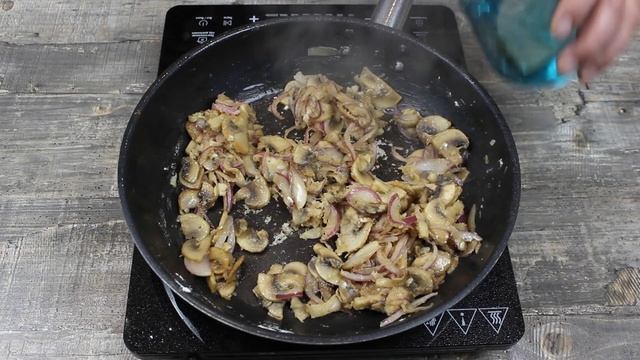 Курица по-строгановски в сметане с грибами.