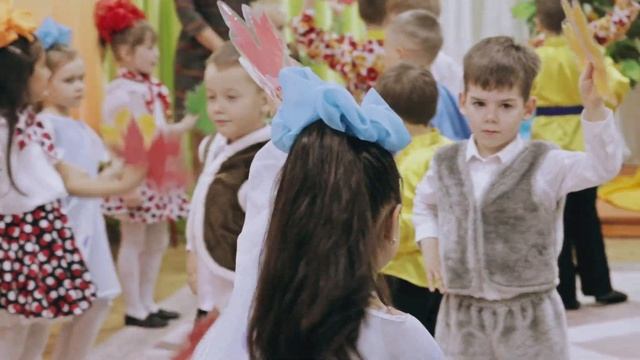 Детский, парный танец с листьями "Озорная осень" - 2018г. смотреть онлайн