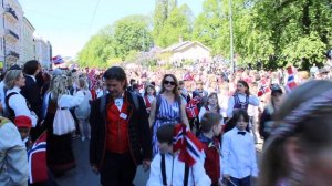 Норвегия Осло 17 мая день Независимости-праздничный парад в центре города национальные костюмы 32