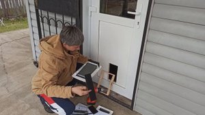Дверь для мелких собак. PetSafe Extreme Weather установка в пластиковую дверь.