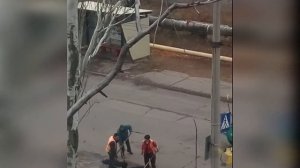 Укладка асфальта по новой технологии, в ямы с водой