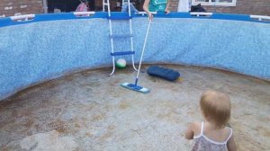Сливаем воду из каркасного бассейна, моем бассейн.