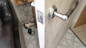 Двери межкомнатные, картонные. Ремонт дверных ручек.