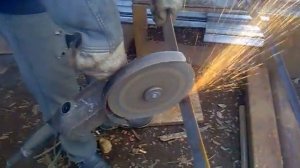 Пилит болгаркой одной рукой