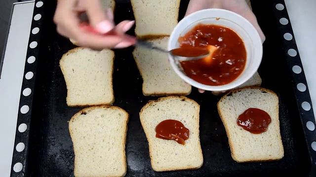 Горячие бутерброды с фаршем, кабачком и МЕГАтянущимся сыром смотреть онлайн