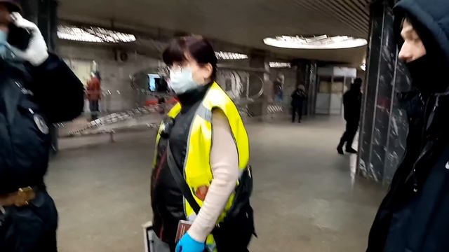 Борзый мент забыл, что должен служить народу. Угрожает 19.3, содействует наглым контролёрам смотреть онлайн