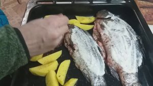 карась в духовке, быстро и вкусно.