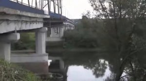 Человек выпрыгнул из падающей машины с моста...