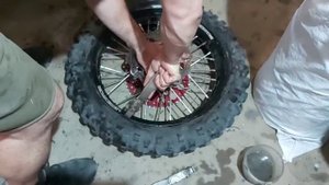 Вставляем мусс в заднее колесо!