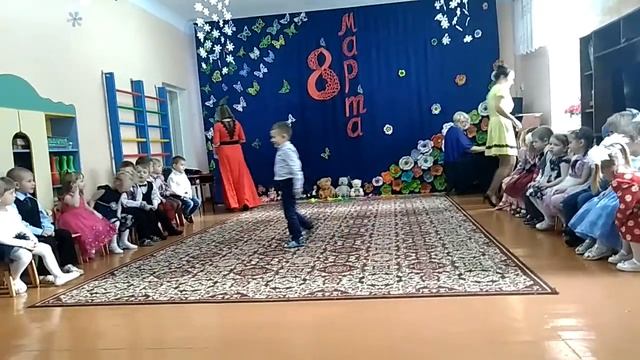 8 марта??? в садике №9. Утренник ?младшей группы. Папы жгут!)