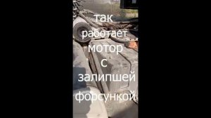 черный дым из глушителя.