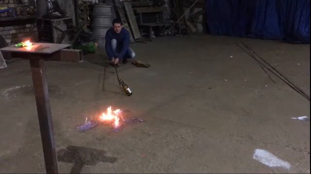 Игрушка Стикбот горит в пламени