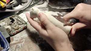 Вырезала рукоять из рога лося для ножа, резьба по кости