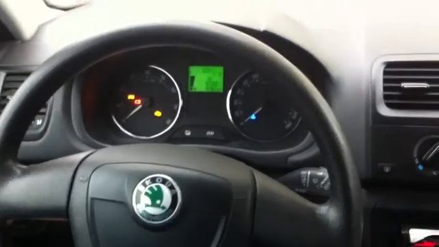 Skoda Fabia 2010 года сбросить значок ключ и надпись сервис "CERVICE" на табло смотреть онлайн